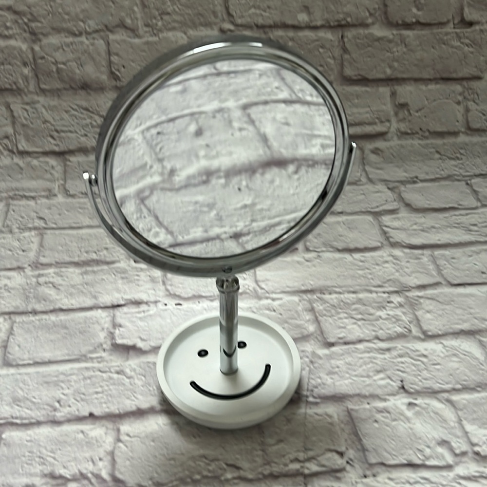 vanity mirror with smiley face dish